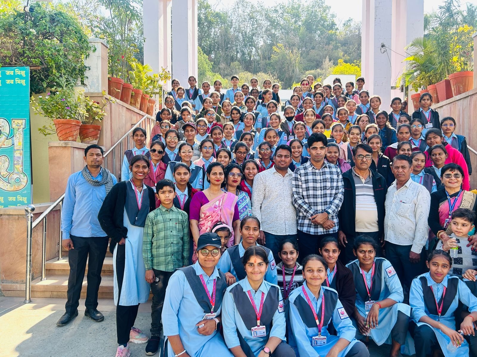 साइंस लेब और कंप्यूटर लेब उपयोग की विद्यार्थियों में खुशी