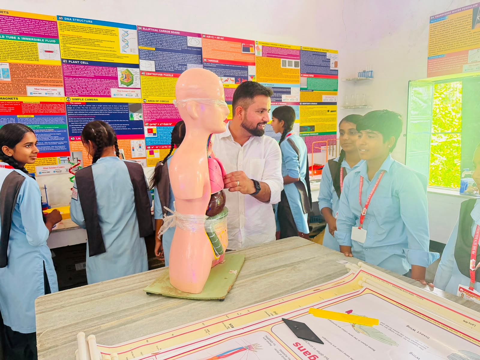 साइंस लेब और कंप्यूटर लेब उपयोग की विद्यार्थियों में खुशी